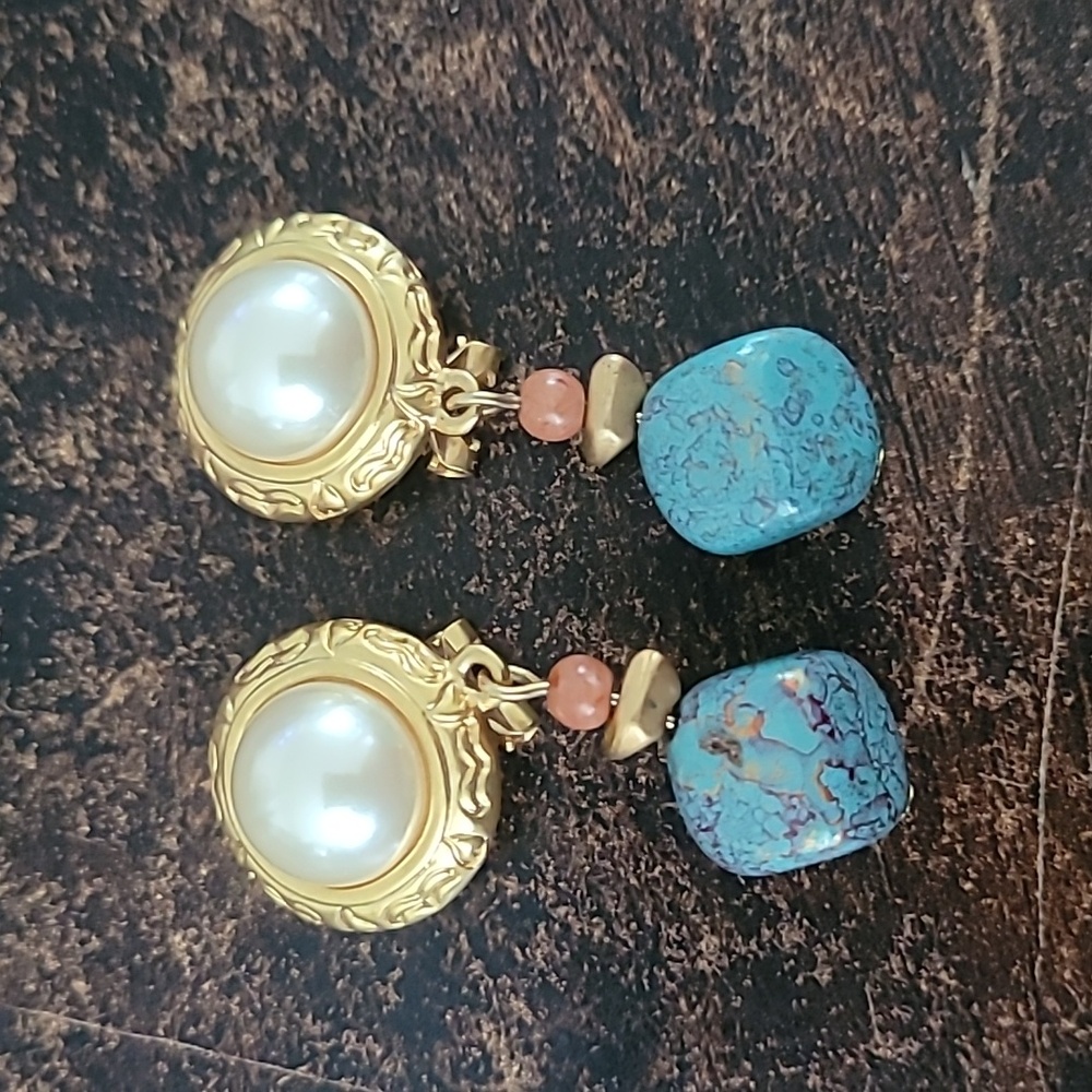 Vintage Liz Claiborne LCI dangle gold tone clip on earrings.